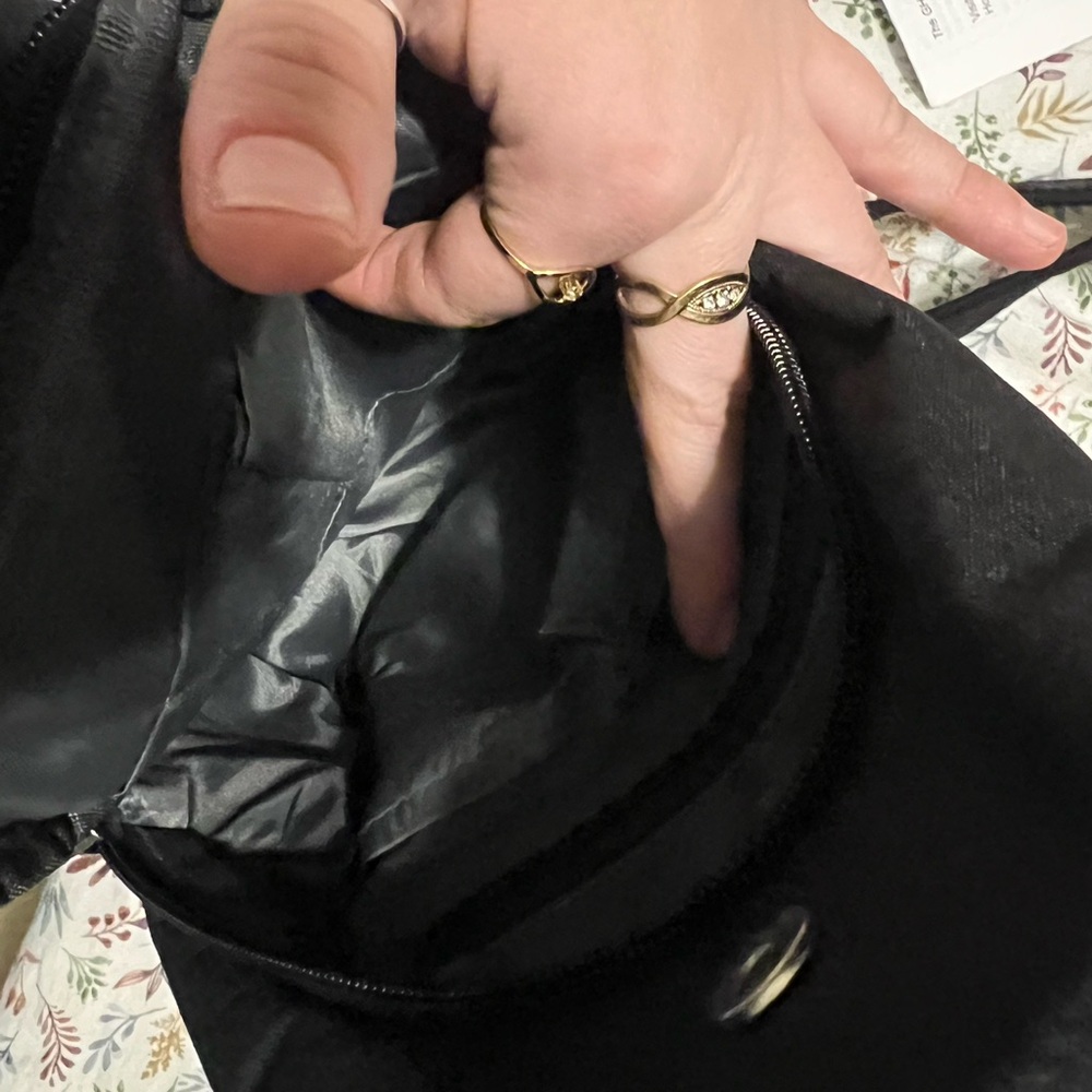 Elegant Black Crossbody Bag - Picture 3 of 4